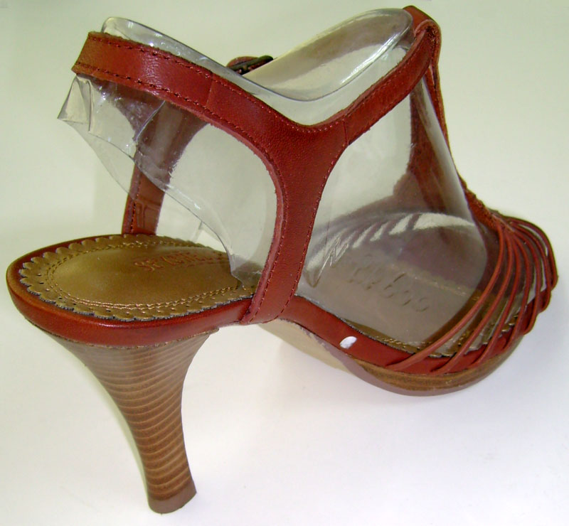 Skin-layered heel and leather sole assembled