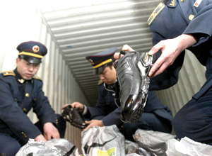 重庆警方摧毁特大制假窝点 查获假阿迪、耐克7000余件