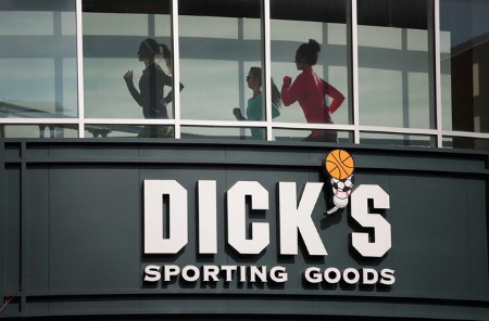 Poor sales of andrma and guns in the same store of Dix, an American sports goods retailer, fell 4%