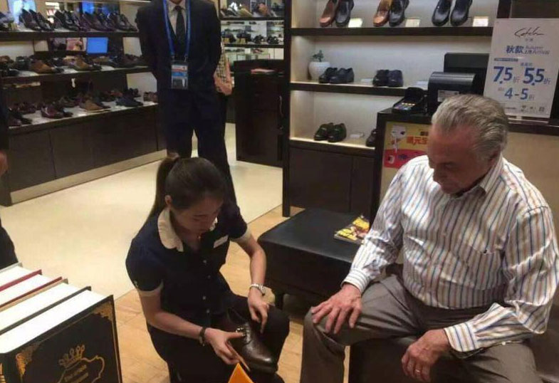 巴西总统在杭州买买买 试穿皮鞋当即买下