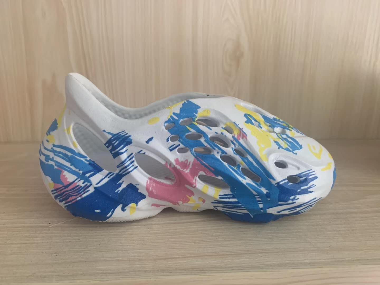从未见过的 “洞洞鞋”，BALENCIAGA x Crocs 2018 春夏 Foam 设计亮相 – NOWRE现客
