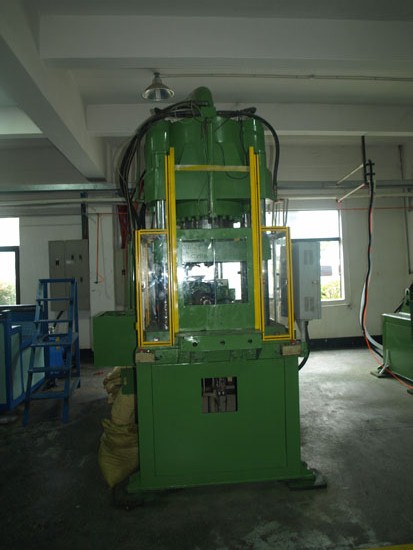 The monochrome vertical injection machine-2