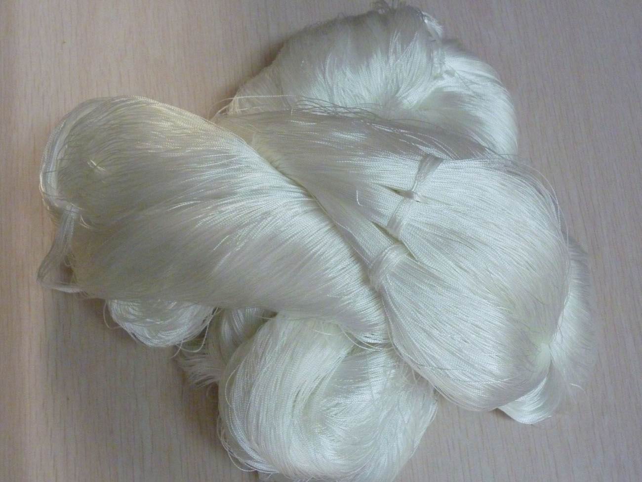 Polyester yarn tie