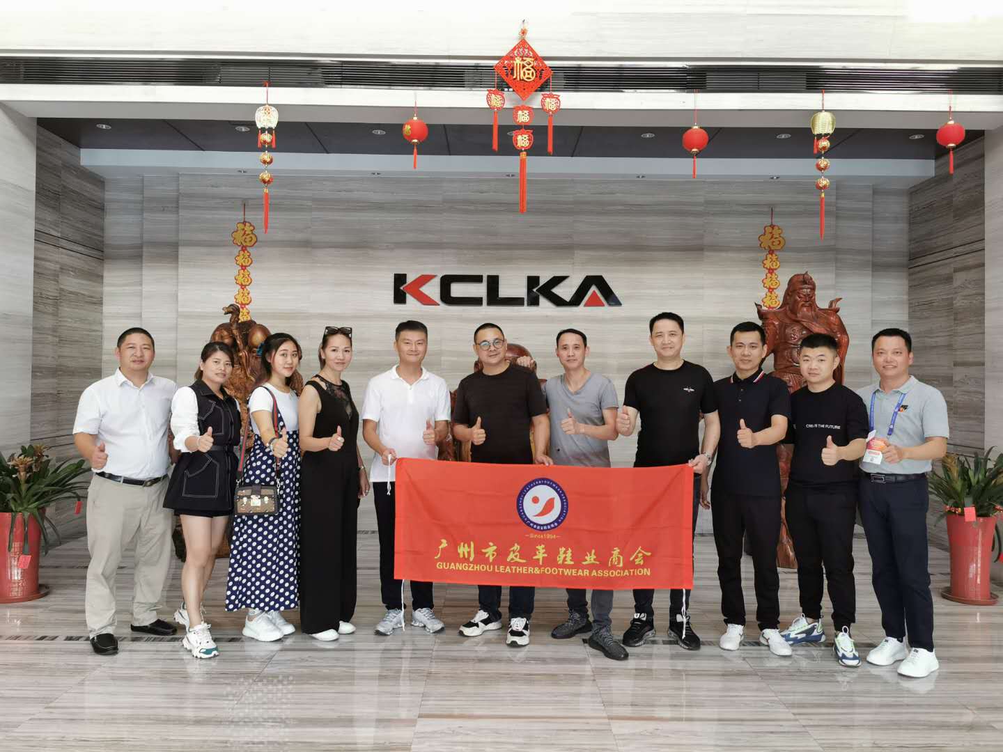 暨展同期第二站，广州市皮革鞋业商会考察团拜访新凯嘉机器
