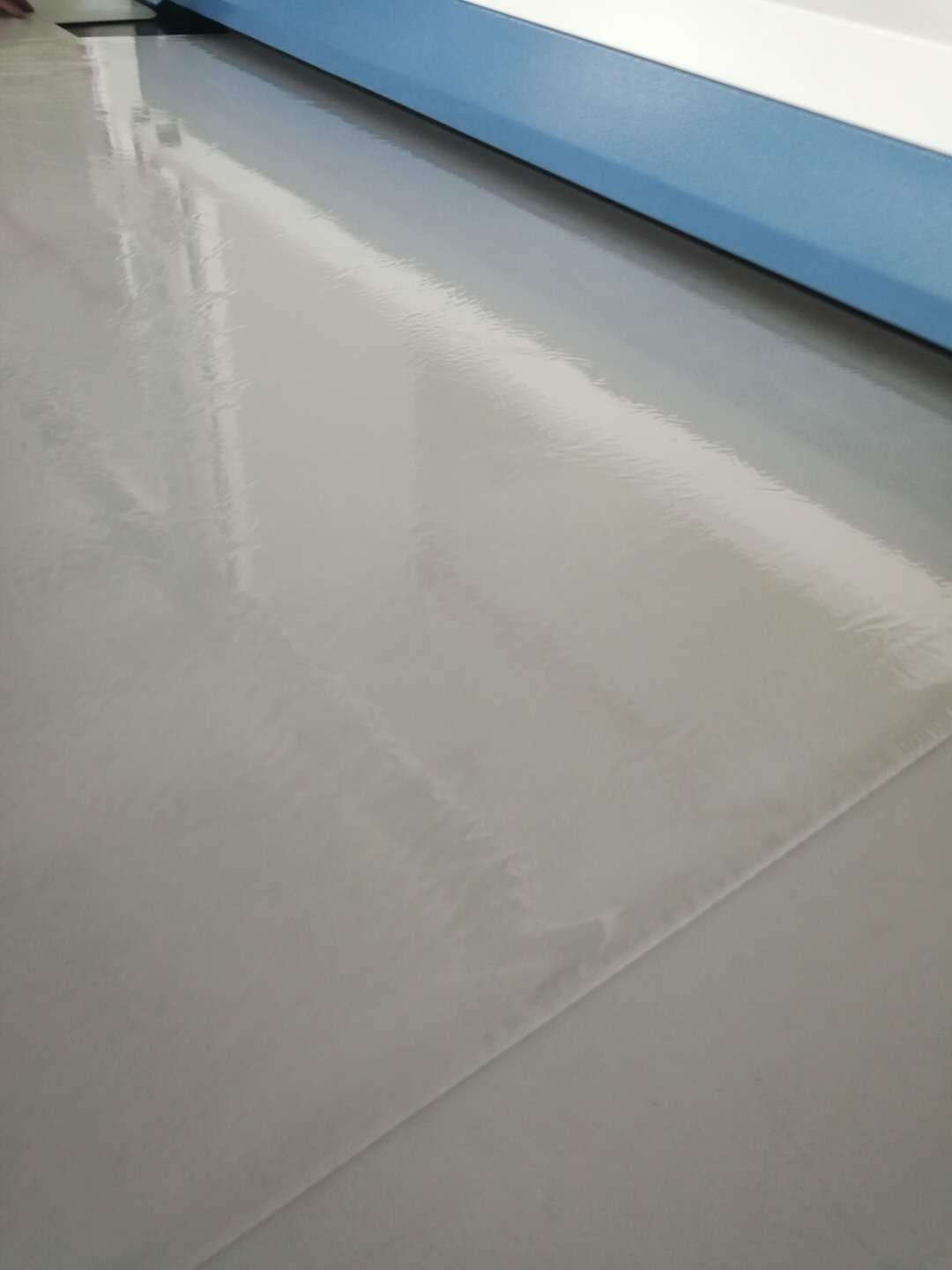 The temperature of the hot melt adhesive film is difficult to control and does not stick well?