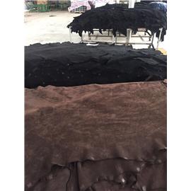 真皮工厂直销:长期提供头层牛皮磨砂1.8-2.0厚的，二次透染黑色1.2-1.4厚平纹磨砂，荔枝纹磨砂，甩纹磨砂，平纹磨砂，品质优良，价格实惠图片