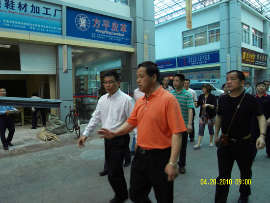 四川德阳市领导参观.JPG