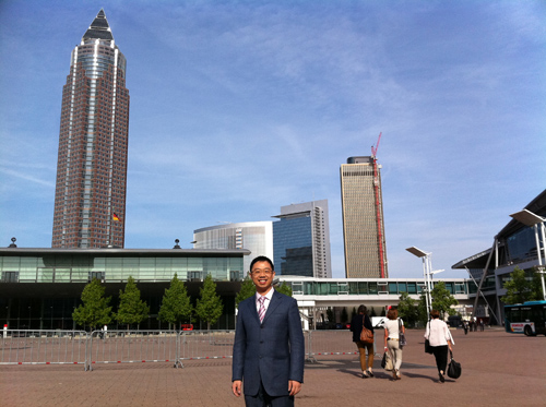 a这是法兰克福展览馆，身后是标志性建筑物——铅笔头大厦1.jpg
